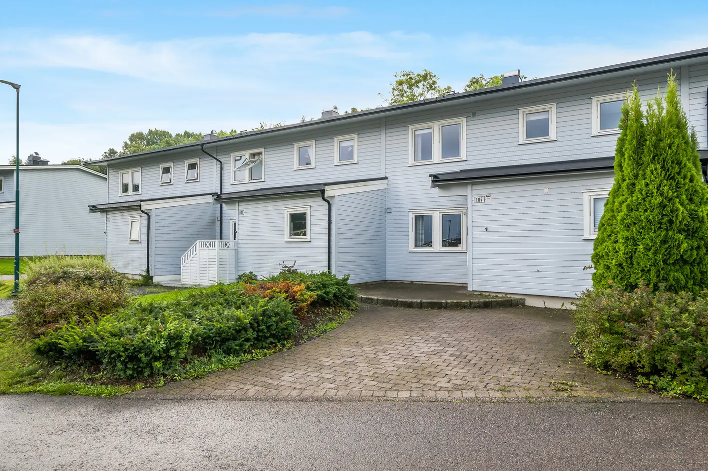 Innbydende og pent rekkehus med 3 soverom, 2 nyere bad, usjenert uteplass og garasje - Solrikt rett ved skogen! photo 3