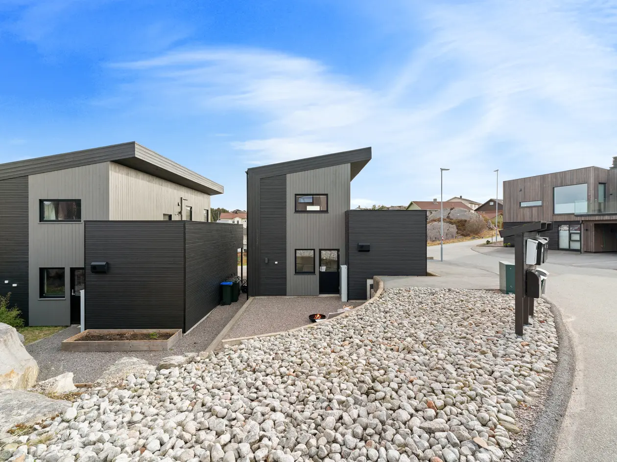 Moderne enebolig fra 2021 med gjennomgående høy standard, 3 soverom, parkering i garasje og flott opparbeidet uteområde. photo 4