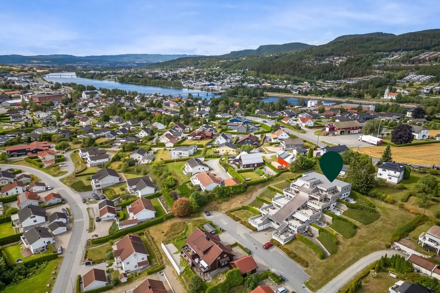 Lys og velholdt 3-roms terrasseleilighet i toppetasjen. Bad og vaskerom. Terrasse med nydelig utsikt. 2 garasjeplasser. photo 4