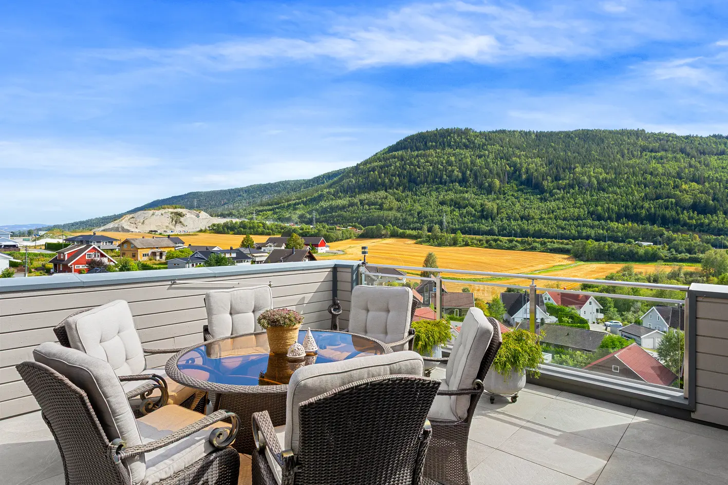 Lys og velholdt 3-roms terrasseleilighet i toppetasjen. Bad og vaskerom. Terrasse med nydelig utsikt. 2 garasjeplasser. photo 2
