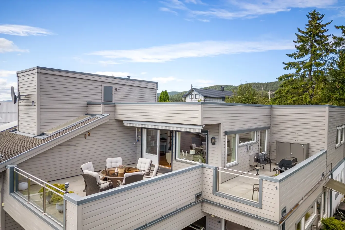 Lys og velholdt 3-roms terrasseleilighet i toppetasjen. Bad og vaskerom. Terrasse med nydelig utsikt. 2 garasjeplasser. photo 3