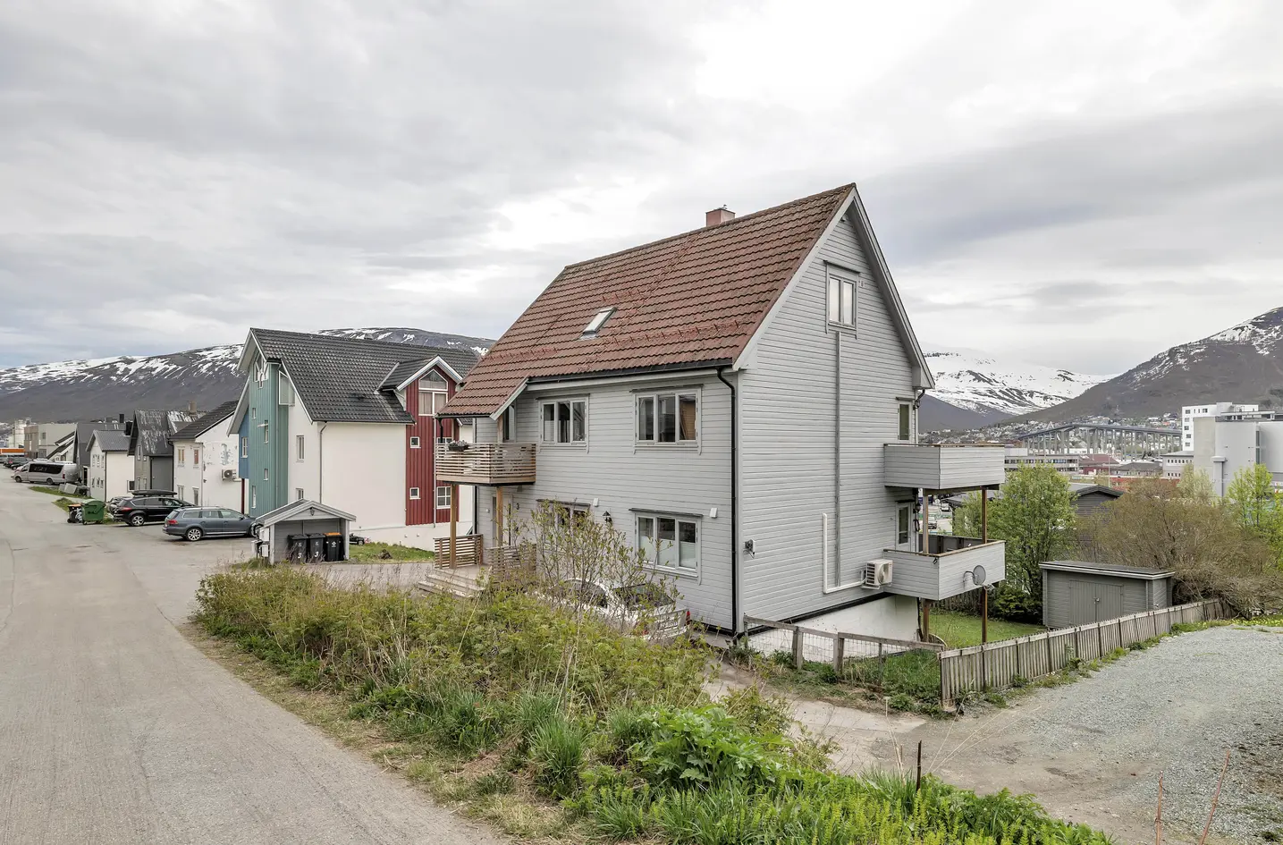 Innholdsrik halvpart av tomannsbolig | Garasje | Stor terrasse | Mulighet for utleie - View 2