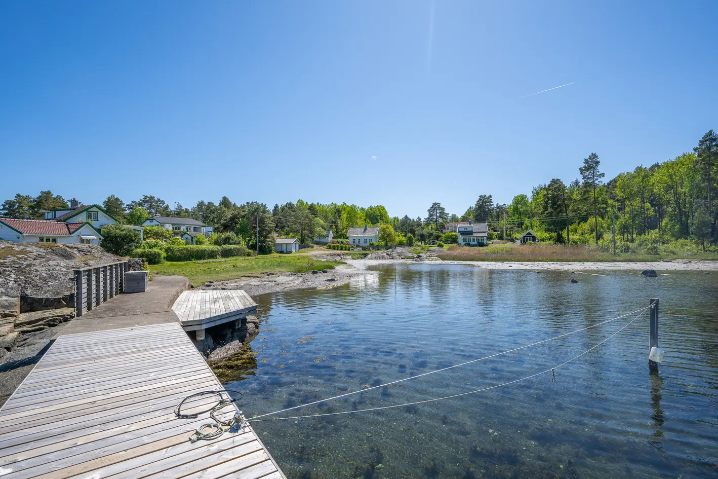 Med fantastisk utsikt til Bjerkøysundet rett ved vannet -  Hovedbolig - Pluss anneks - Egen brygge - Stor flat fin tomt - View 5