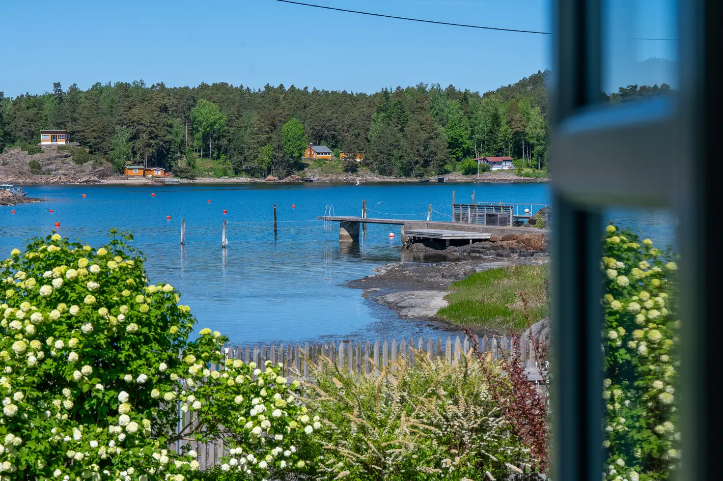 Med fantastisk utsikt til Bjerkøysundet rett ved vannet -  Hovedbolig - Pluss anneks - Egen brygge - Stor flat fin tomt - More