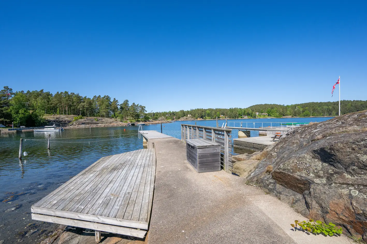 Med fantastisk utsikt til Bjerkøysundet rett ved vannet -  Hovedbolig - Pluss anneks - Egen brygge - Stor flat fin tomt - View 3