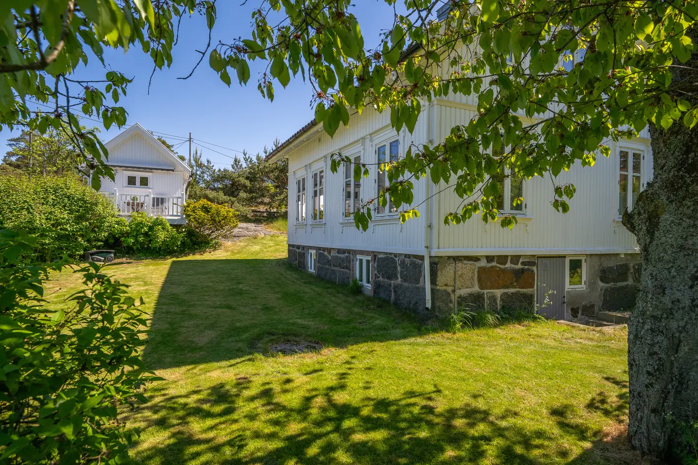 Med fantastisk utsikt til Bjerkøysundet rett ved vannet -  Hovedbolig - Pluss anneks - Egen brygge - Stor flat fin tomt - View 2