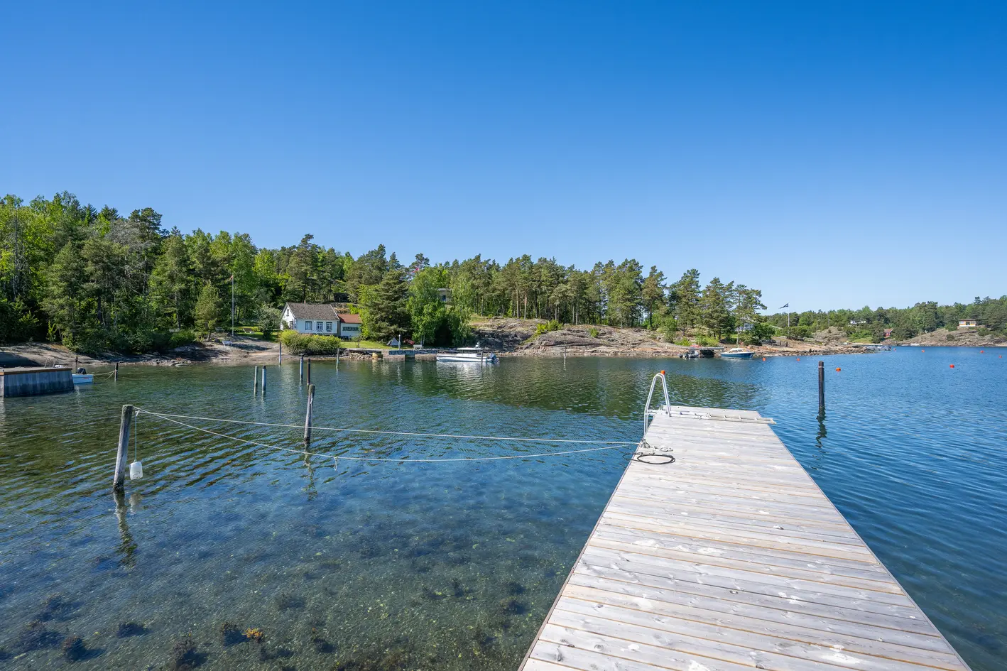 Med fantastisk utsikt til Bjerkøysundet rett ved vannet -  Hovedbolig - Pluss anneks - Egen brygge - Stor flat fin tomt - View 4