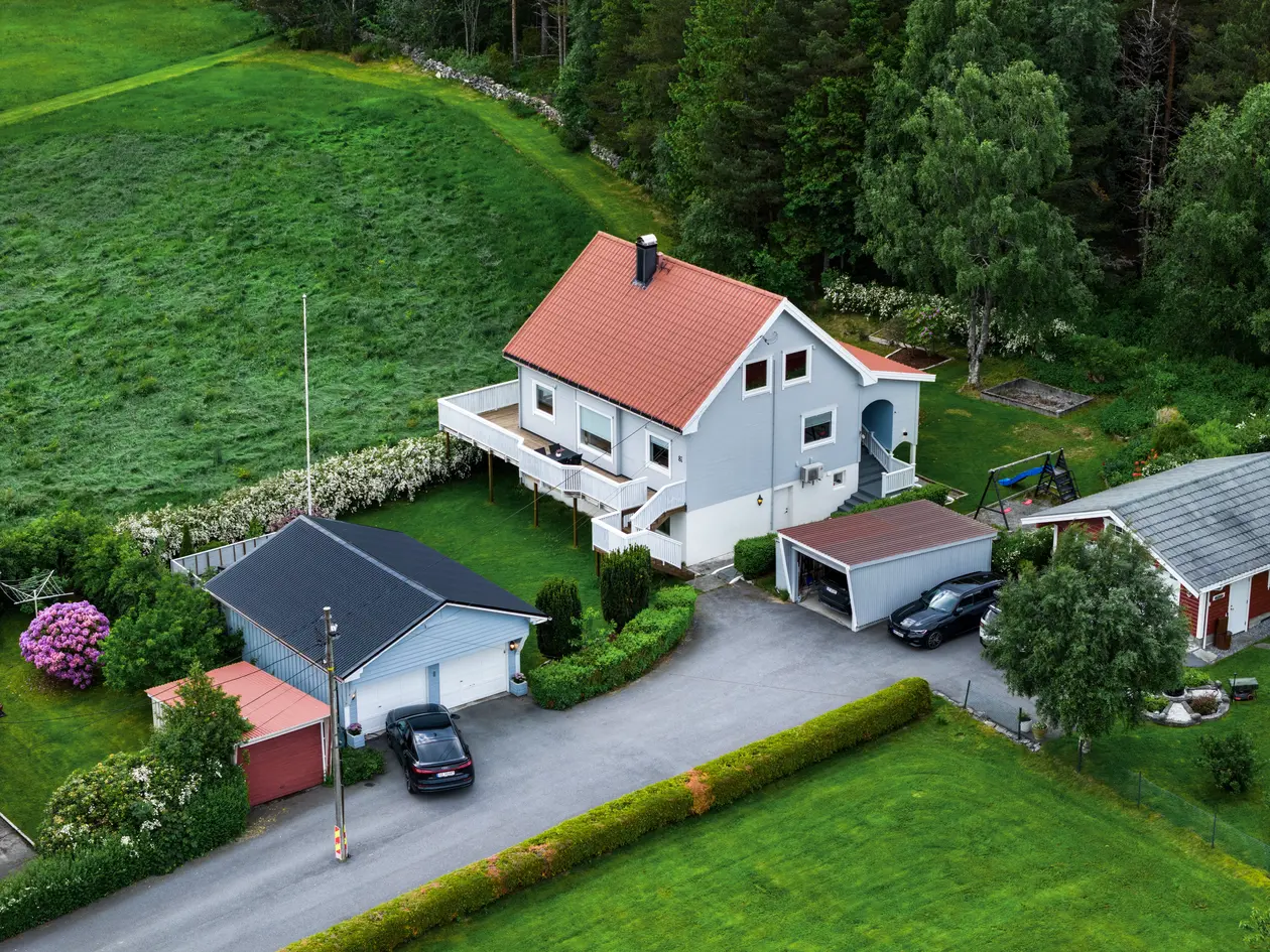 Enebolig med 5 soverom, to garasjer og landlig beliggenhet | Gode solforhold og flott hage | Sokkel utleid kr 9000*
