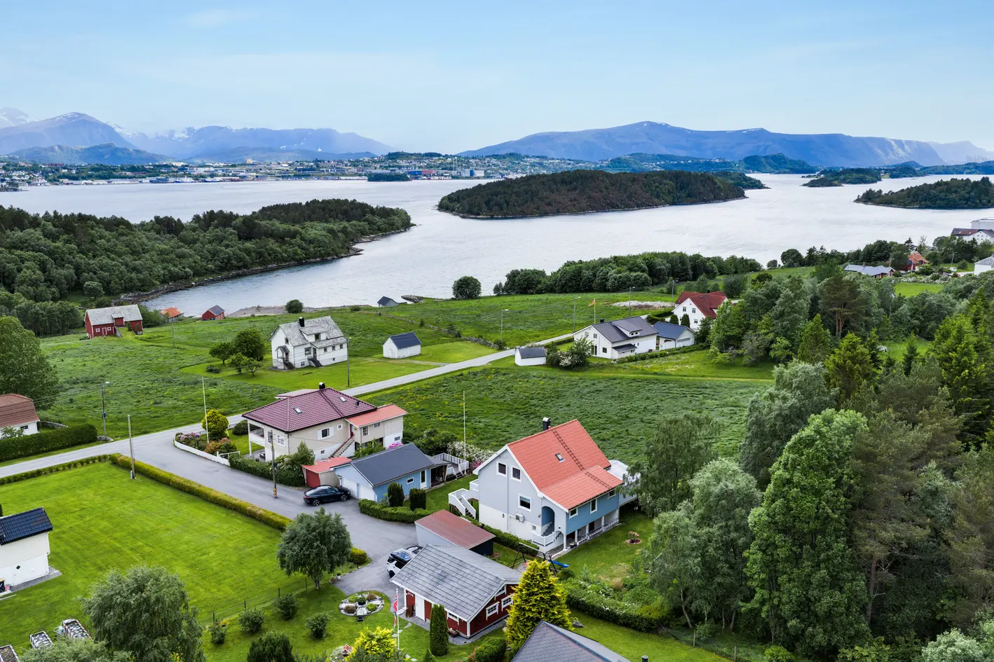 Enebolig med 5 soverom, to garasjer og landlig beliggenhet | Gode solforhold og flott hage | Sokkel utleid kr 9000* - View 2