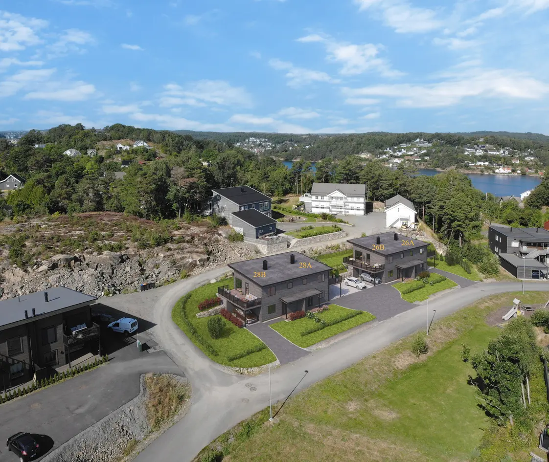 Tromøy –Lekre tomannsboliger på solrik og trivelig tomt, med carport og flott uteareal i to nivåer. 