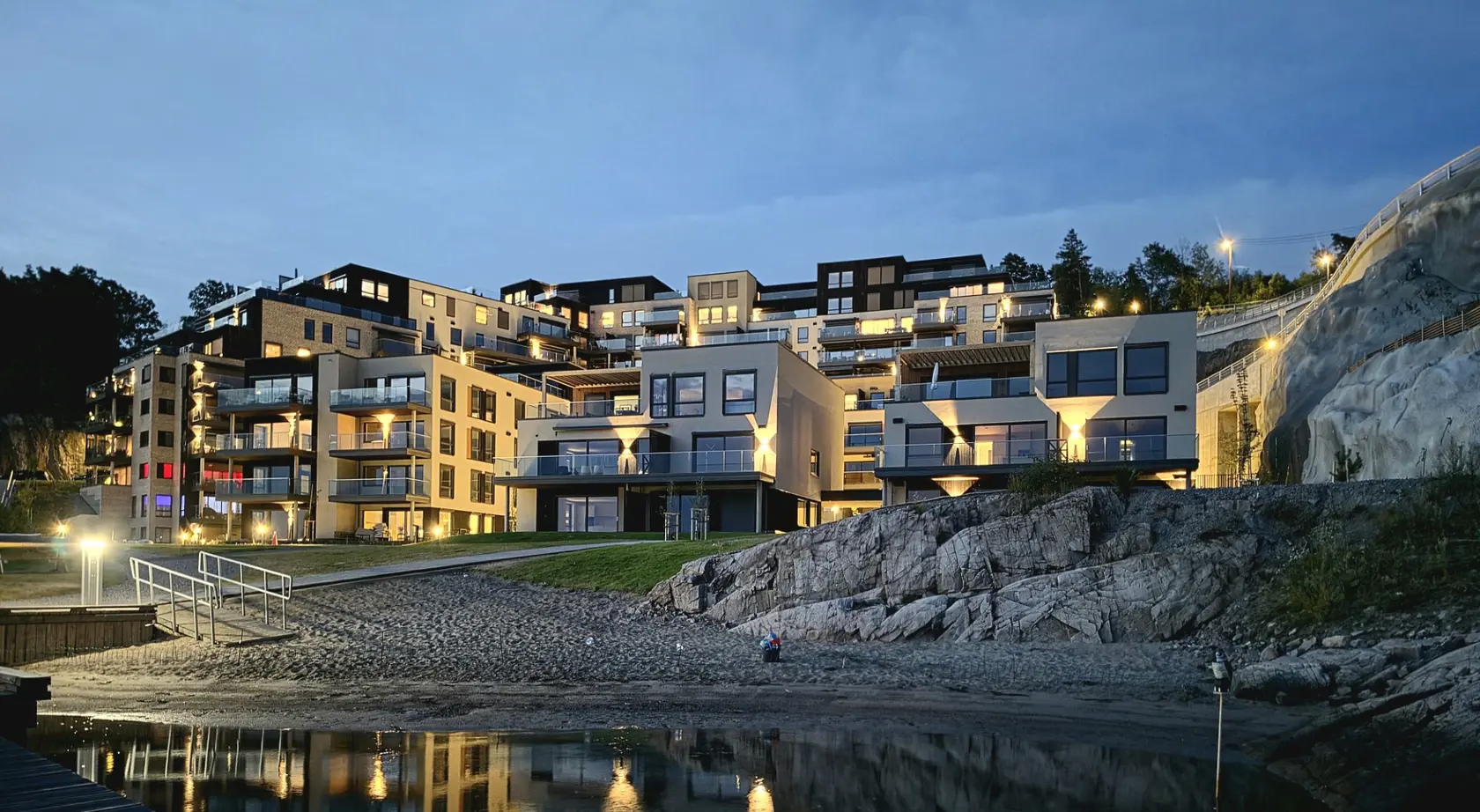 Lekker 2R med 40m² solrik terrasse | Garasjeplass m elbil-lader medfølger | Nydelig utsikt mot sjøen | Lav felleskost photo 5