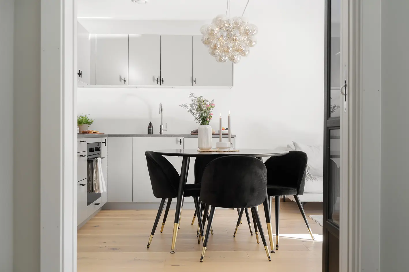 Lekker 2R med 40m² solrik terrasse | Garasjeplass m elbil-lader medfølger | Nydelig utsikt mot sjøen | Lav felleskost photo 4