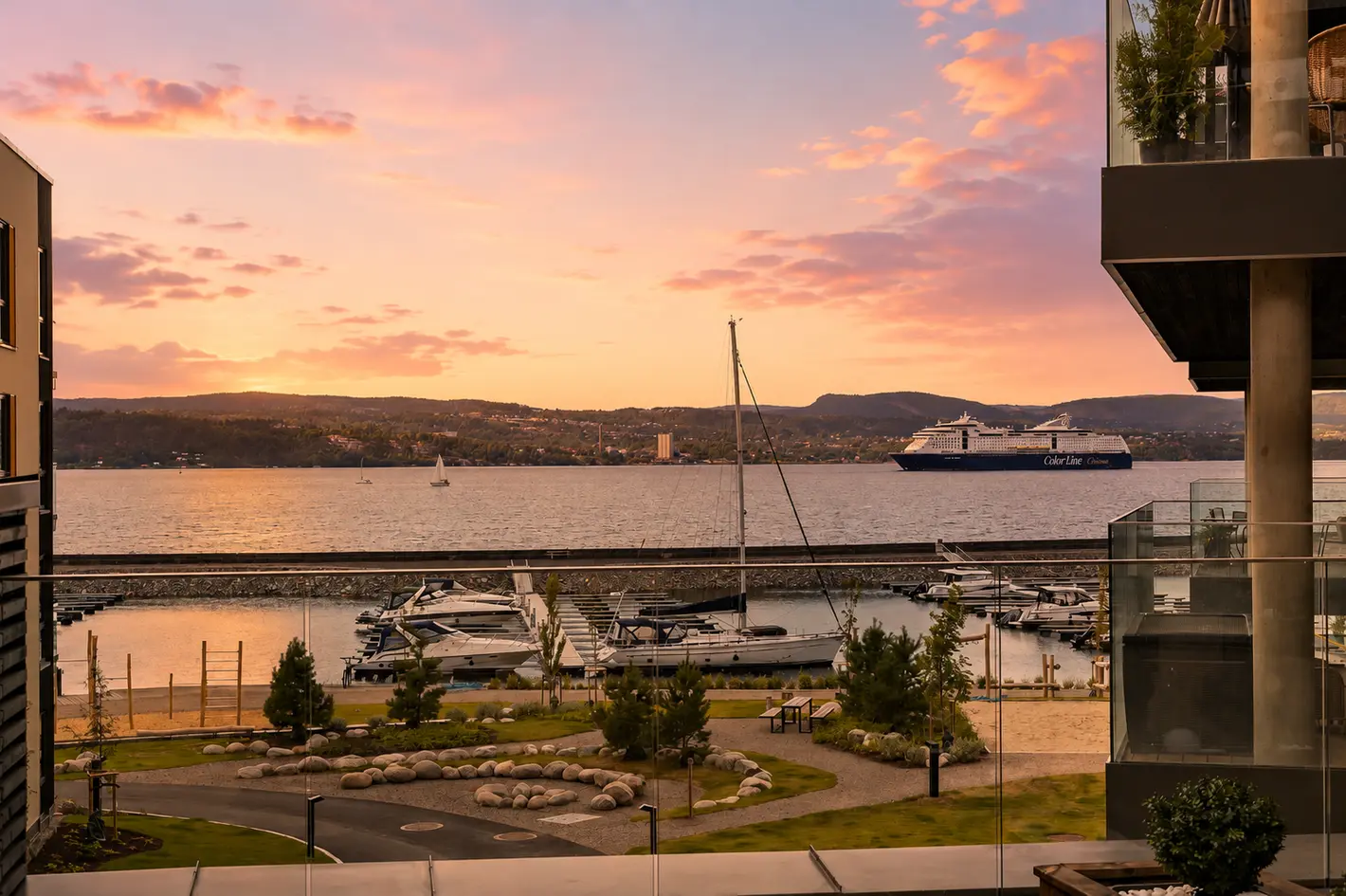 Lekker 2R med 40m² solrik terrasse | Garasjeplass m elbil-lader medfølger | Nydelig utsikt mot sjøen | Lav felleskost photo 2