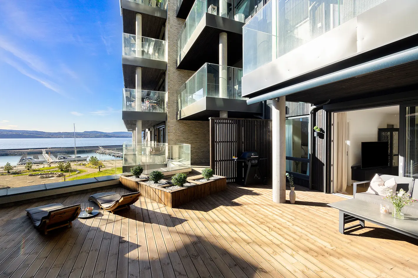 Lekker 2R med 40m² solrik terrasse | Garasjeplass m elbil-lader medfølger | Nydelig utsikt mot sjøen | Lav felleskost photo 3