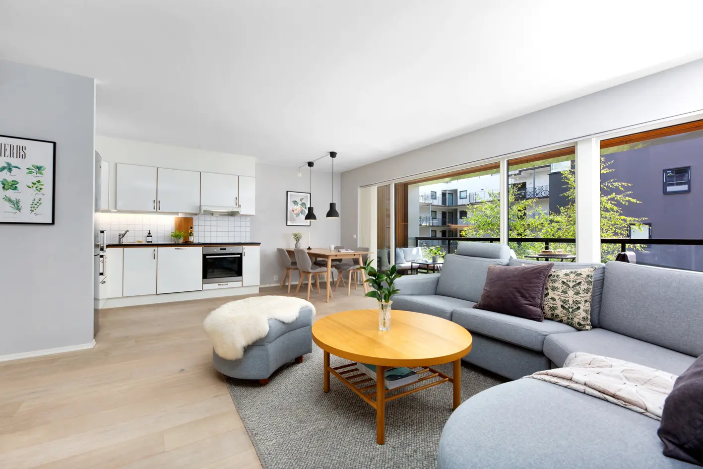 Tiltalende 3-roms endeleilighet med solrik balkong på 12 m² | Varmtvann/fyring inkl | Garasjeplass* med lader photo 4