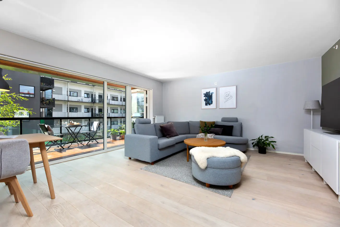 Tiltalende 3-roms endeleilighet med solrik balkong på 12 m² | Varmtvann/fyring inkl | Garasjeplass* med lader photo 5
