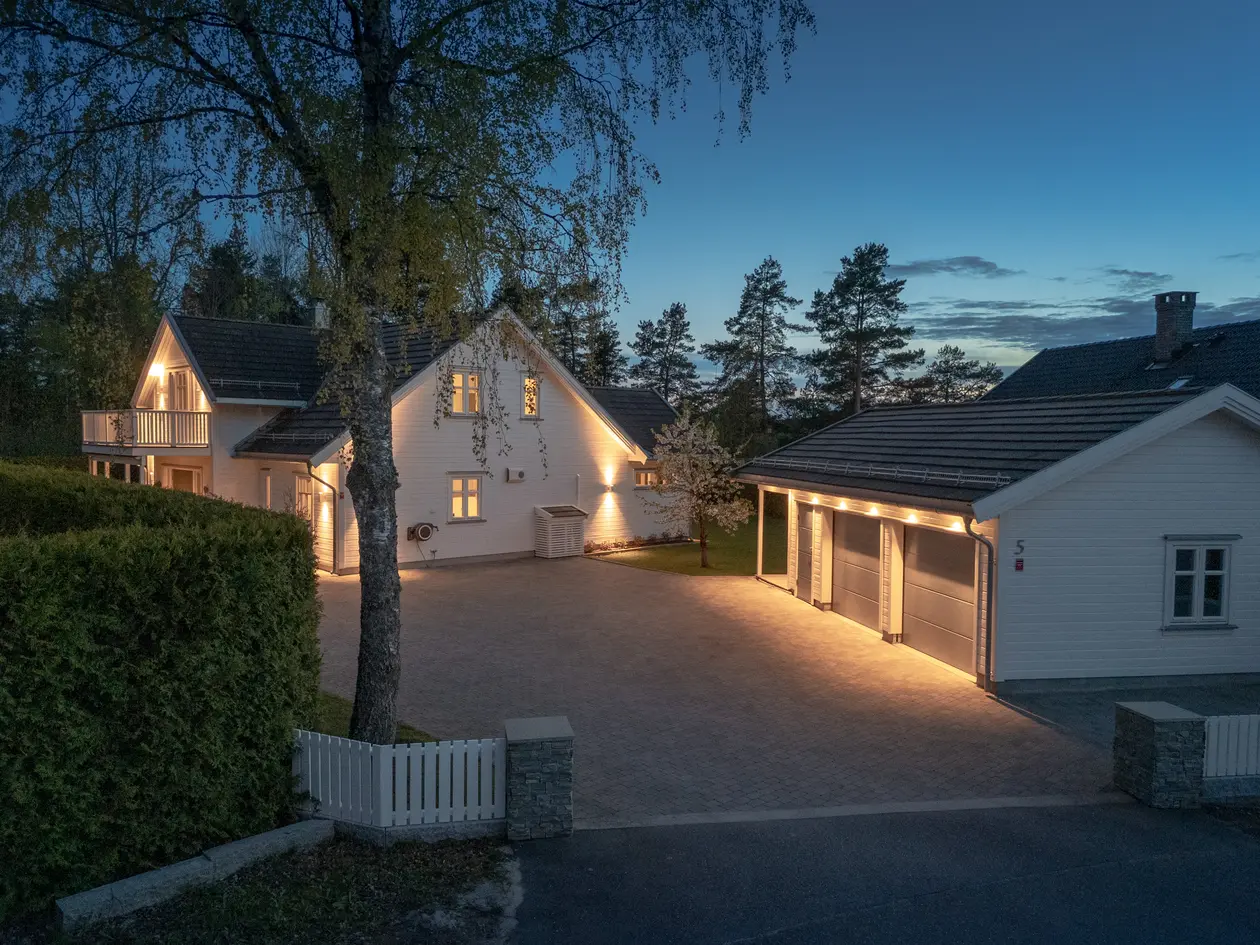 Stor og praktfull villa, velutstyrt med lyse rom. Nydelig hage med deilig skogutsikt fra romslige uteplasser. photo 5