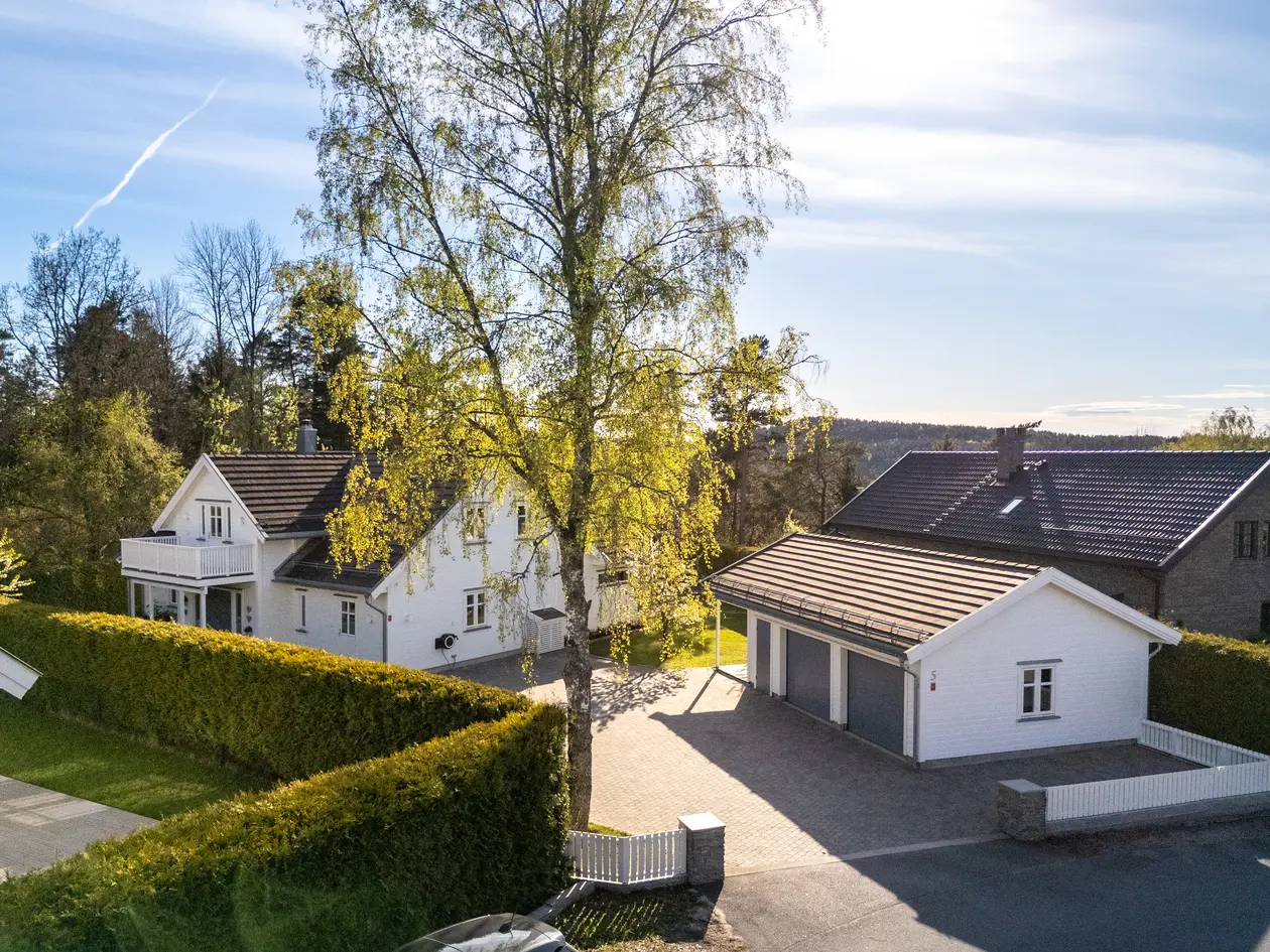 Stor og praktfull villa, velutstyrt med lyse rom. Nydelig hage med deilig skogutsikt fra romslige uteplasser.