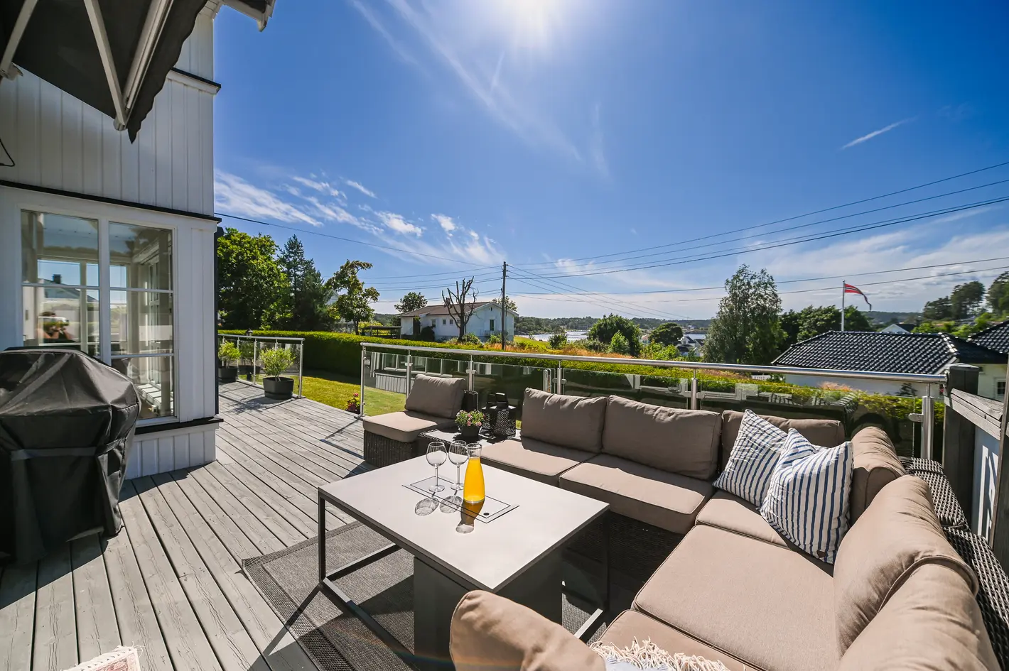 Sjønær enebolig med utsikt til Vrengensundet - Stor, vestvendt og solrik hage med terrasse på 60 m² - Dobbelgarasje photo 4