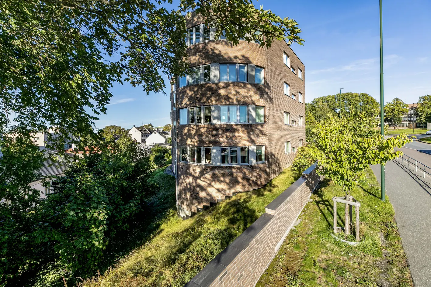 Stor og lys endeleilighet med fjordutsikt. Innbygget veranda på over 20 kvm. Trinnfri adkomst, heis i bygget. Garasje. photo 2