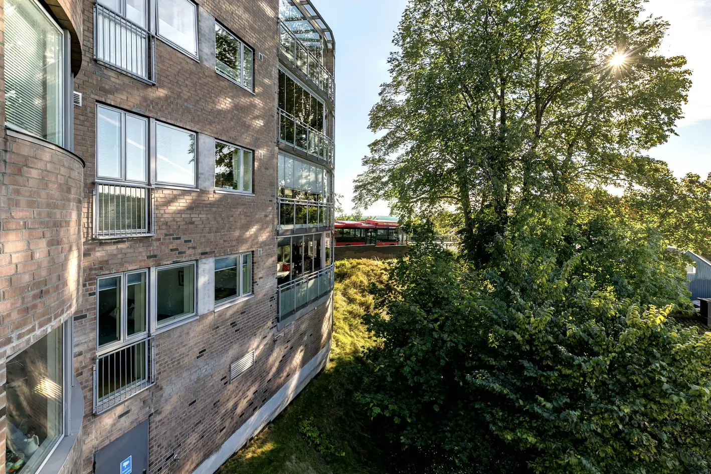 Stor og lys endeleilighet med fjordutsikt. Innbygget veranda på over 20 kvm. Trinnfri adkomst, heis i bygget. Garasje. photo 4