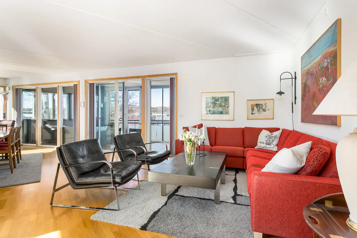 Stor og lys endeleilighet med fjordutsikt. Innbygget veranda på over 20 kvm. Trinnfri adkomst, heis i bygget. Garasje.