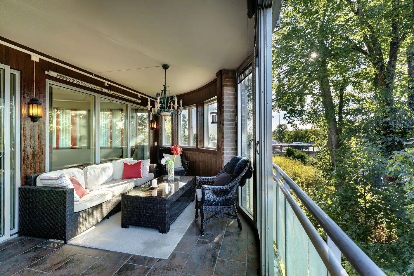 Stor og lys endeleilighet med fjordutsikt. Innbygget veranda på over 20 kvm. Trinnfri adkomst, heis i bygget. Garasje. photo 5