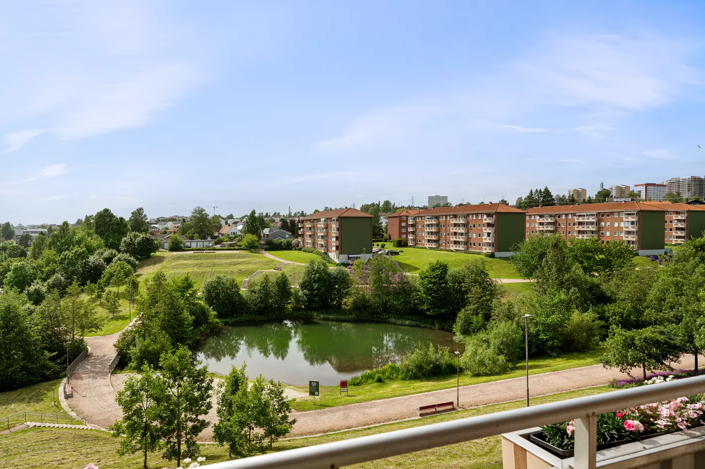 GULLBLOKKA! Lekker 3(4)-roms leilighet | Solrik, vestvendt balkong med fantastisk utsikt mot vannspeilet | *Parkering - View 2