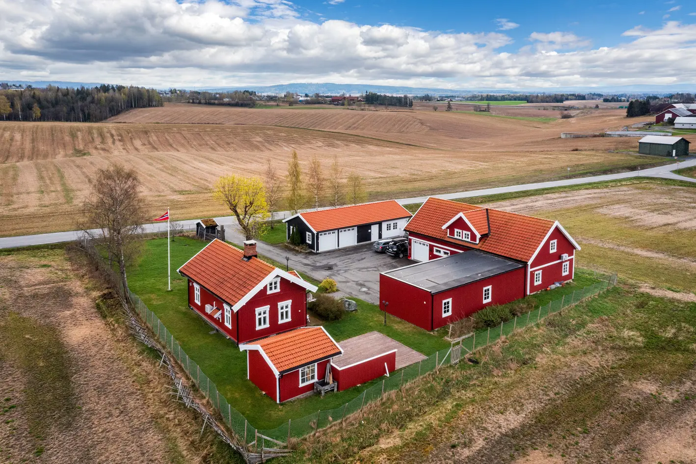 Idyllisk beliggende eiendom med enebolig, næringsbygg på 256 kvm og dobbel garasje/kontor/lager-Utleid for 708 000,- photo 2