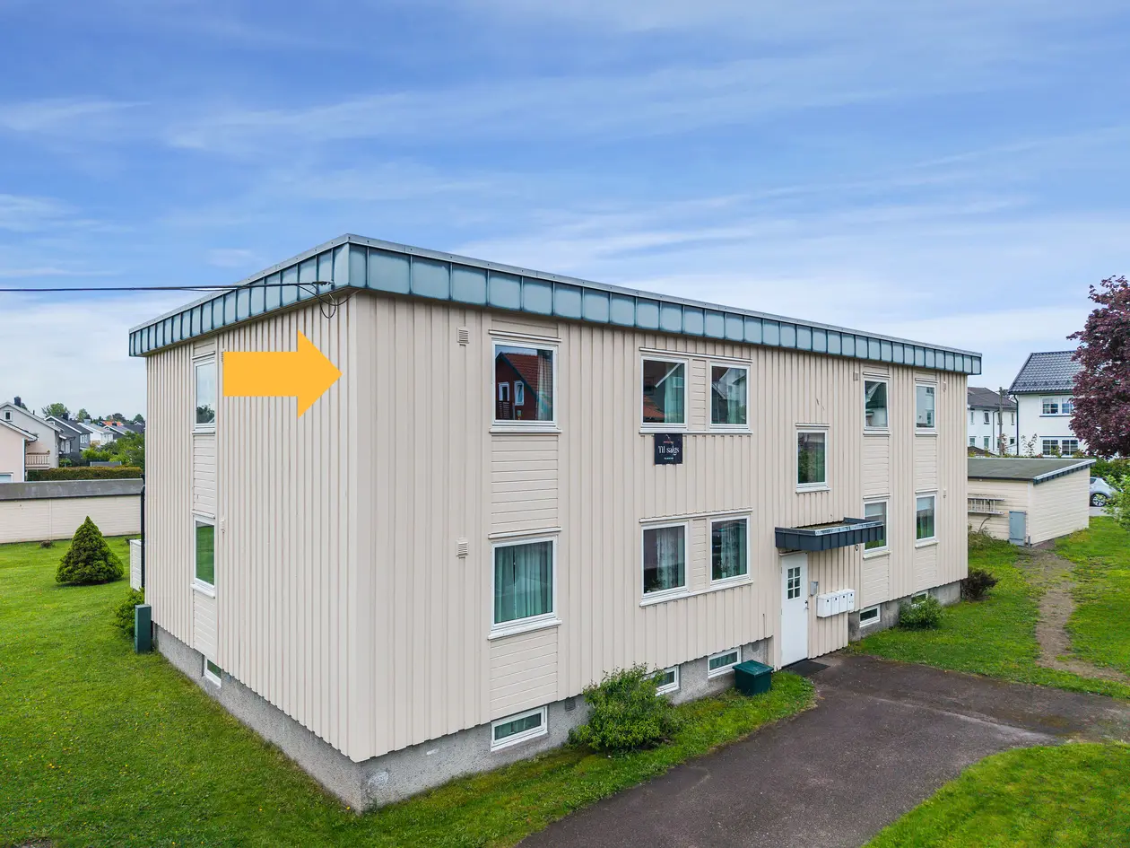 Lys og trivelig leilighet i 2. etg. i Holtandalen med 3 soverom og stor, solrik veranda. Garasje.