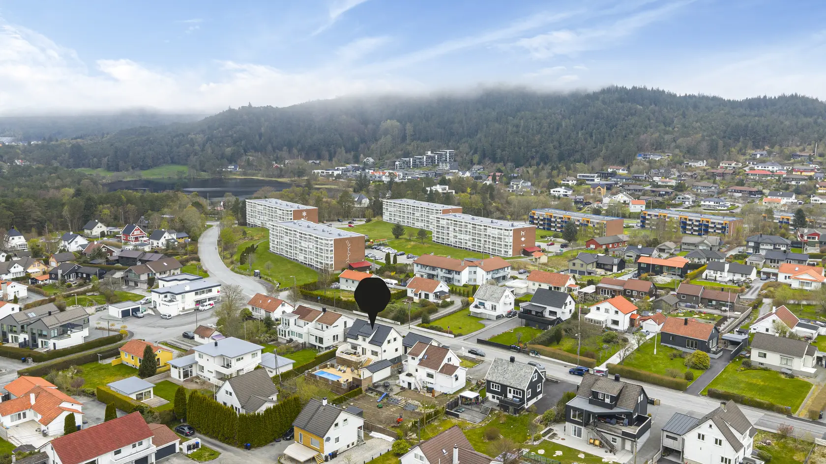 Drømmehjemmet for familien med svømmebasseng, hagestue og solrike terrasser - Dobbel garasje og stor utvendig bod - Elbillader photo 2