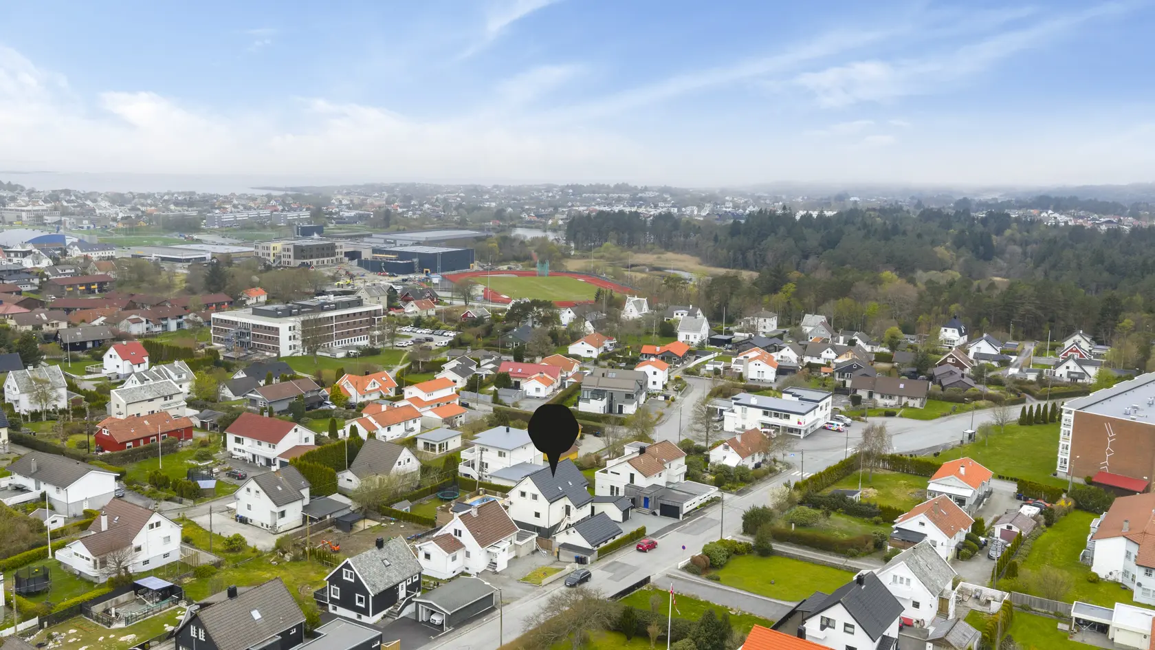 Drømmehjemmet for familien med svømmebasseng, hagestue og solrike terrasser - Dobbel garasje og stor utvendig bod - Elbillader photo 3