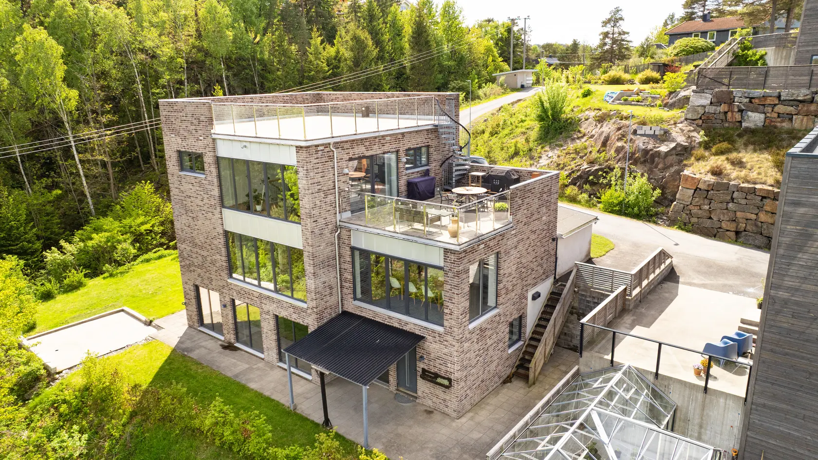 Eksklusiv funkisbolig med takterrasse – utleiedel – høy standard – vannbåren varme – utsikt mot Tromøysund, færvik