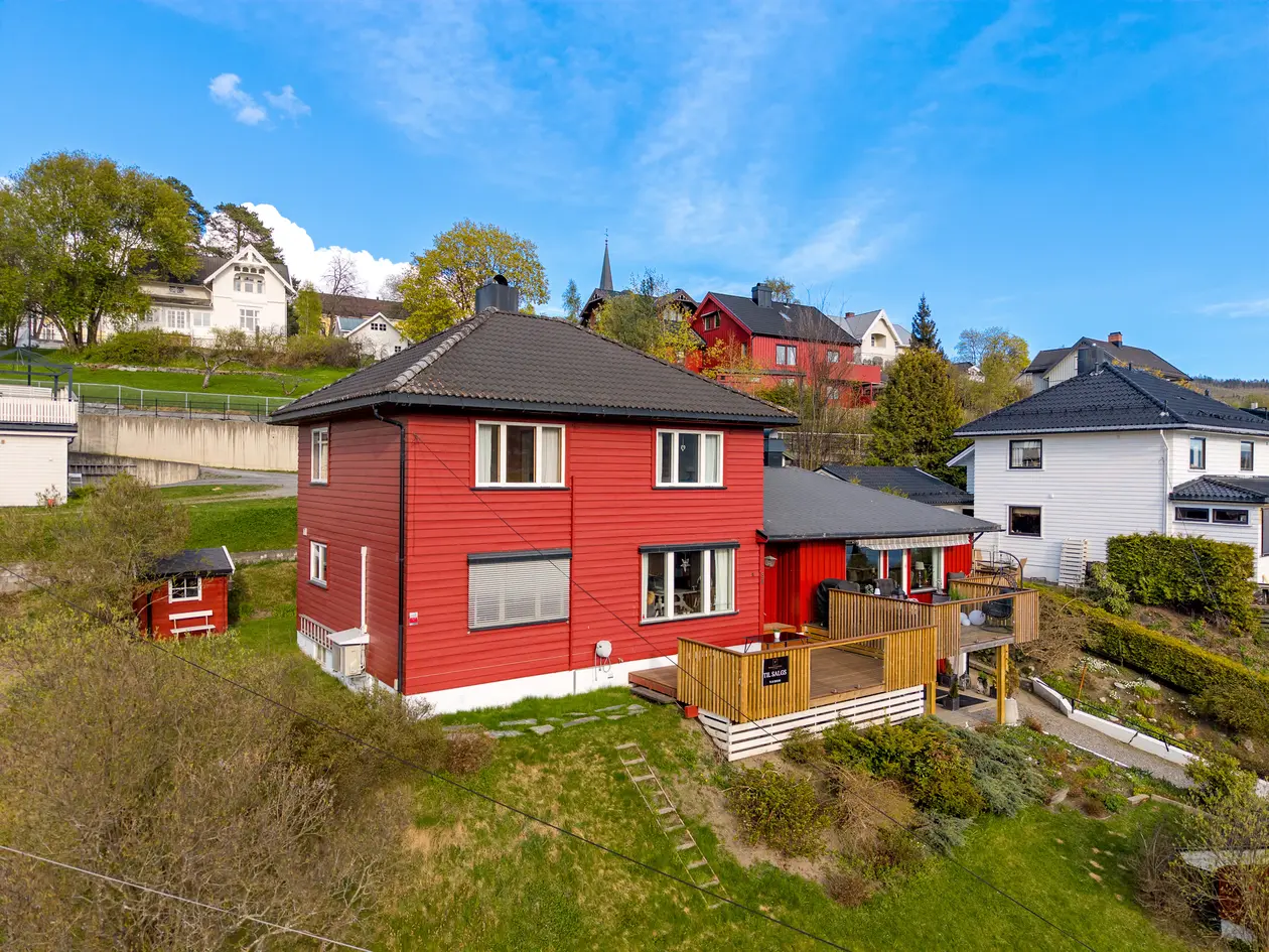 Flott eiendom med godkjent utleiedel. Sentrumsnær beliggenhet med nydelige sol- og utsiktsforhold. photo 3