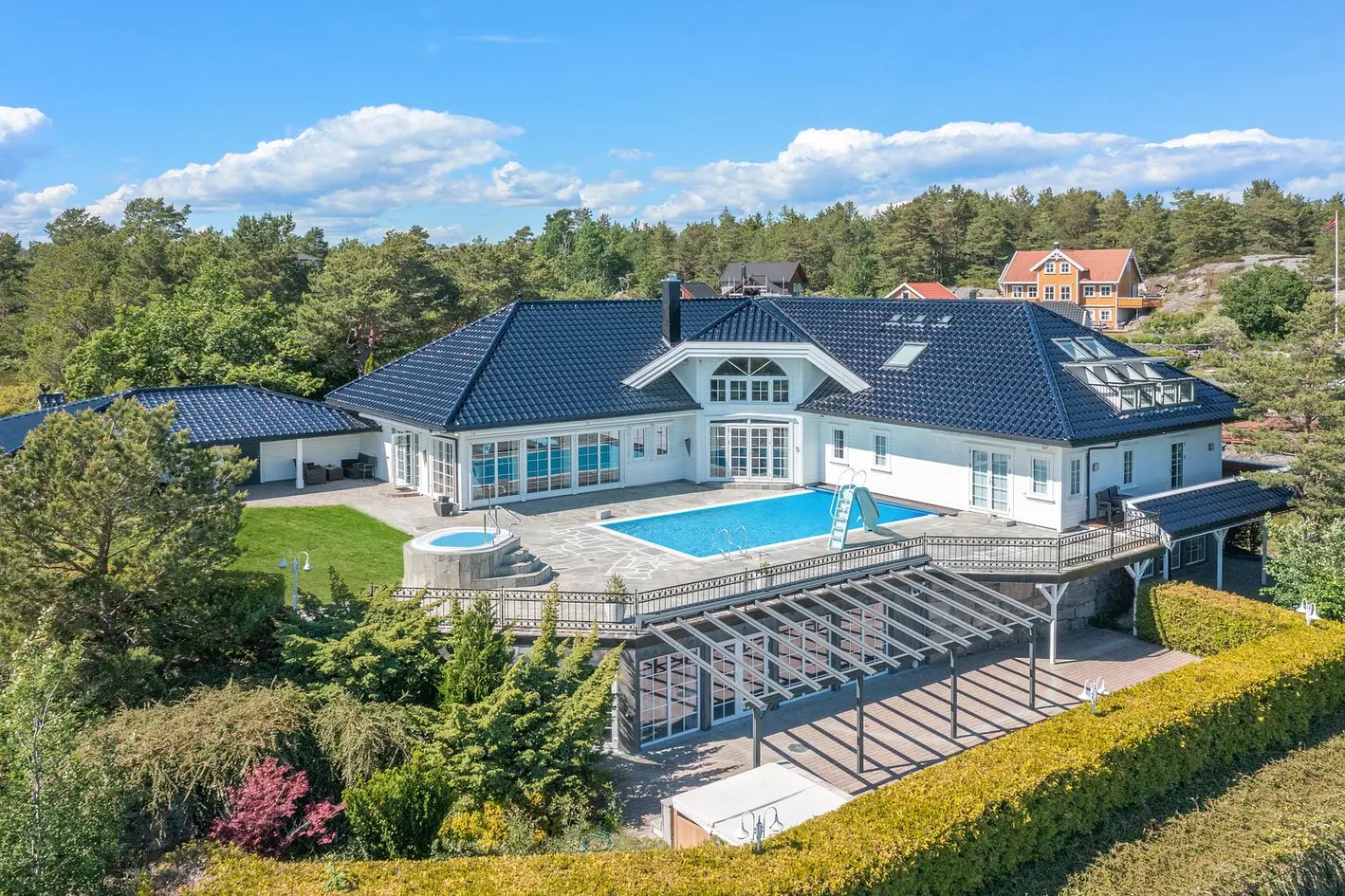 Bud mottatt! Stor herskapelig villaeiendom med nydelig havutsikt. Basseng, leilighet, trippel garasje, kino, bar m.m. photo 4