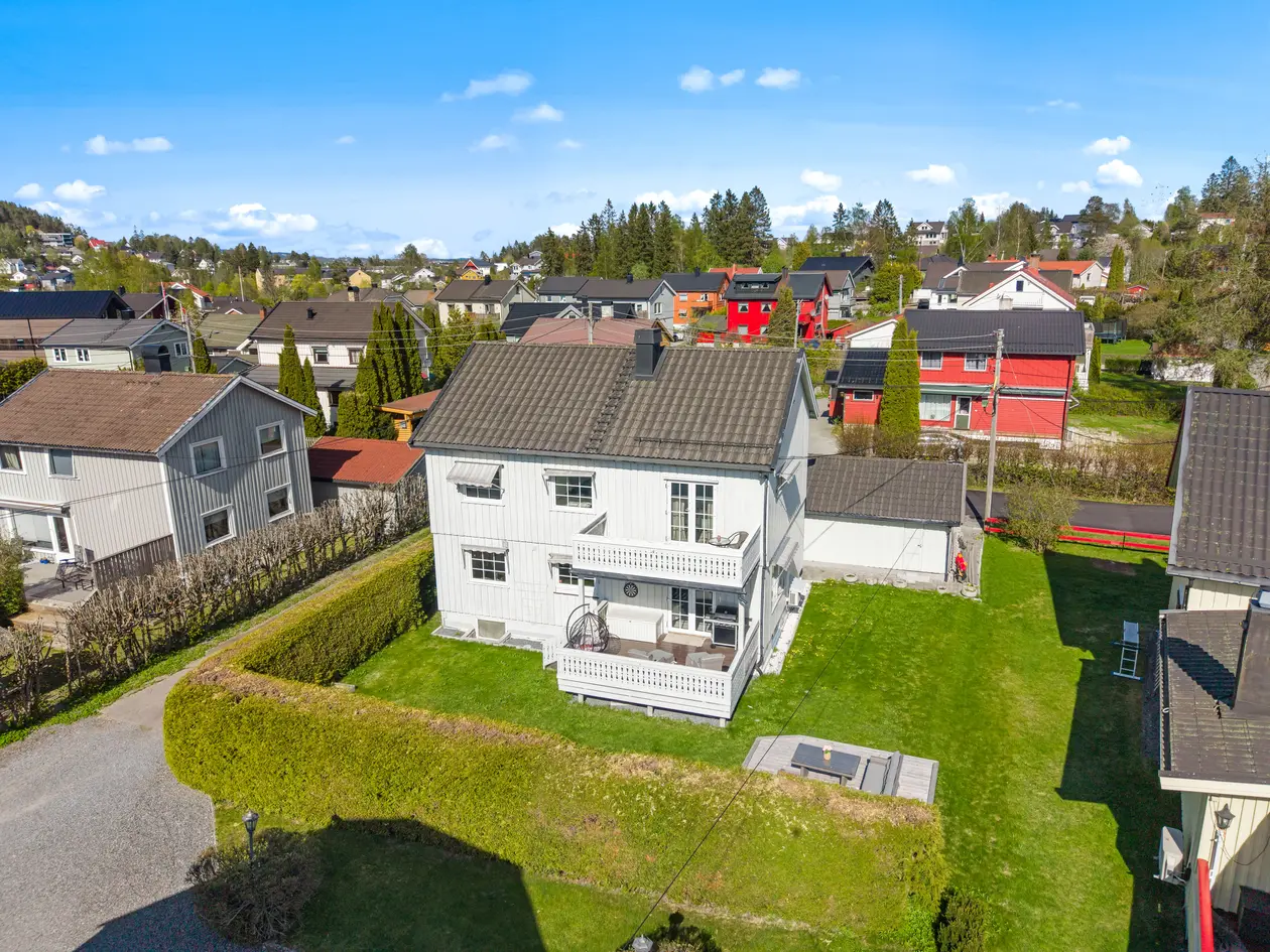 Fjellhamar - Hel, seksjonert tomannsbolig | Dobbelgarasje | Solrike uteplasser | 5 soverom | Egen inngang i kjeller | 