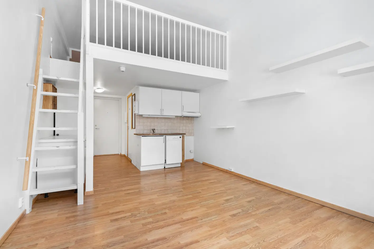 Sentral og sjarmerende 1-roms | Stor hems m. soveplass | Høy takhøyde | Rett ved togstasjonen | Perfekt førstegangskjøp photo 2
