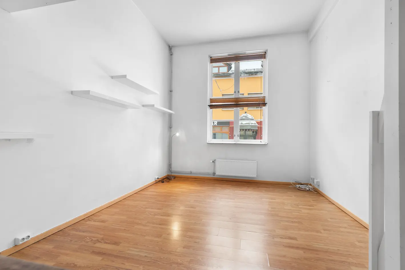 Sentral og sjarmerende 1-roms | Stor hems m. soveplass | Høy takhøyde | Rett ved togstasjonen | Perfekt førstegangskjøp photo 5