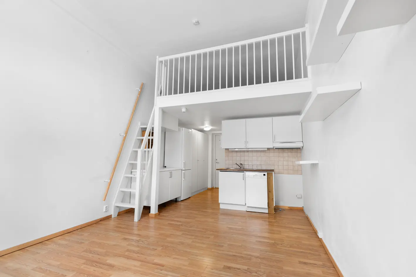 Sentral og sjarmerende 1-roms | Stor hems m. soveplass | Høy takhøyde | Rett ved togstasjonen | Perfekt førstegangskjøp photo 3