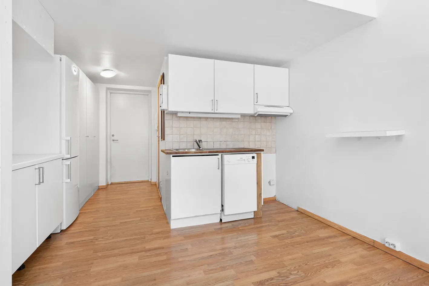 Sentral og sjarmerende 1-roms | Stor hems m. soveplass | Høy takhøyde | Rett ved togstasjonen | Perfekt førstegangskjøp photo 4