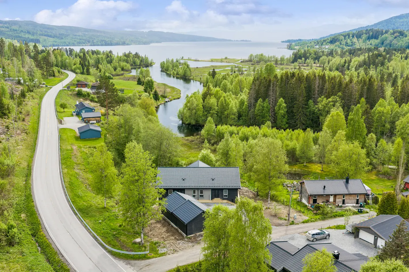 Nyoppført 1/2 -part av tomannsbolig nært Hurdal sentrum! Dobbelgarasje | Varmepumpe | To inngangsdører | Moderne photo 3