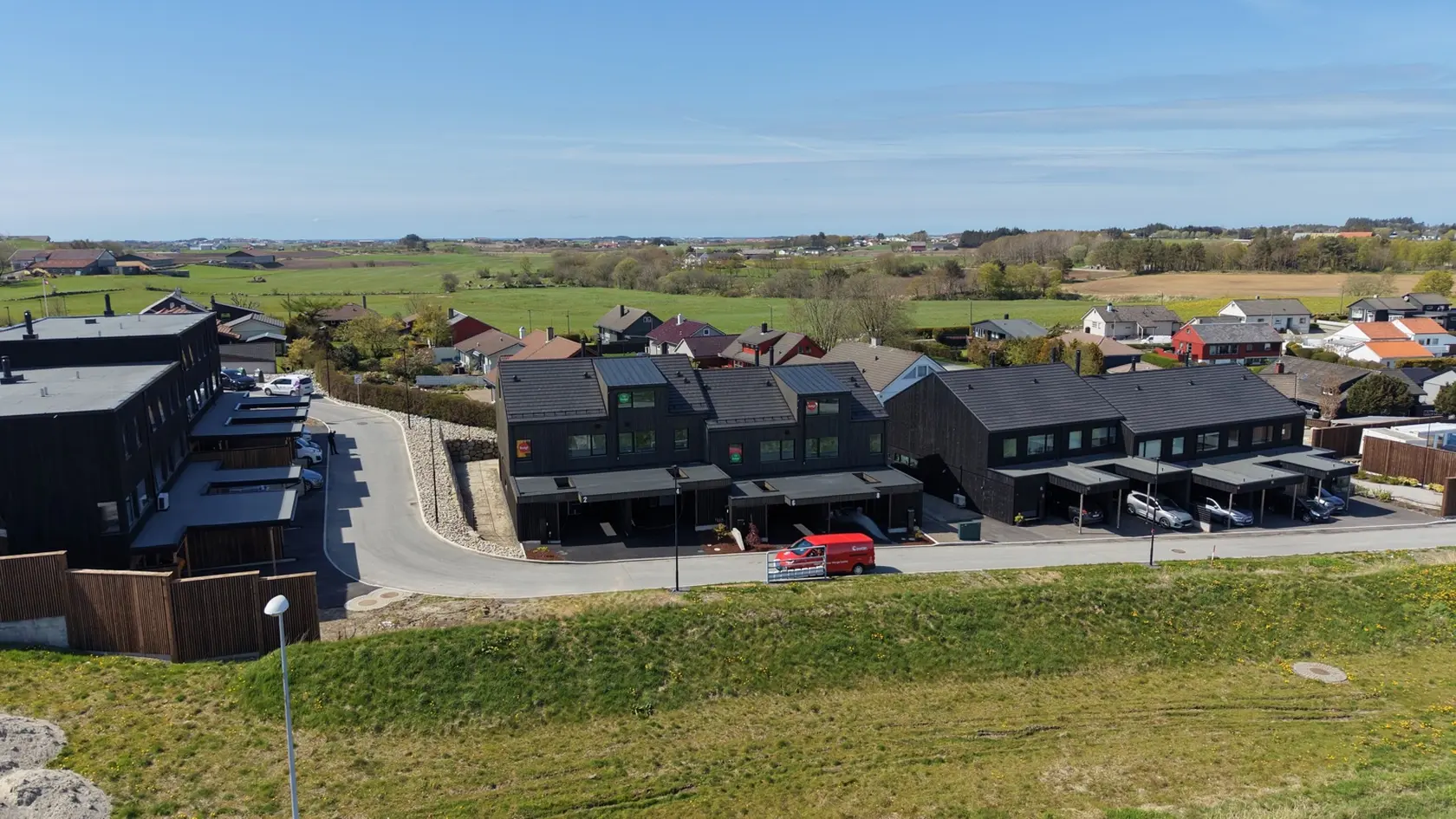 Kun èn igjen! Innholdsrikt rekkehus med carport og 3/4 soverom, 2/3 stuer og kort avstand til nær sagt alt på Bryne.  photo 3