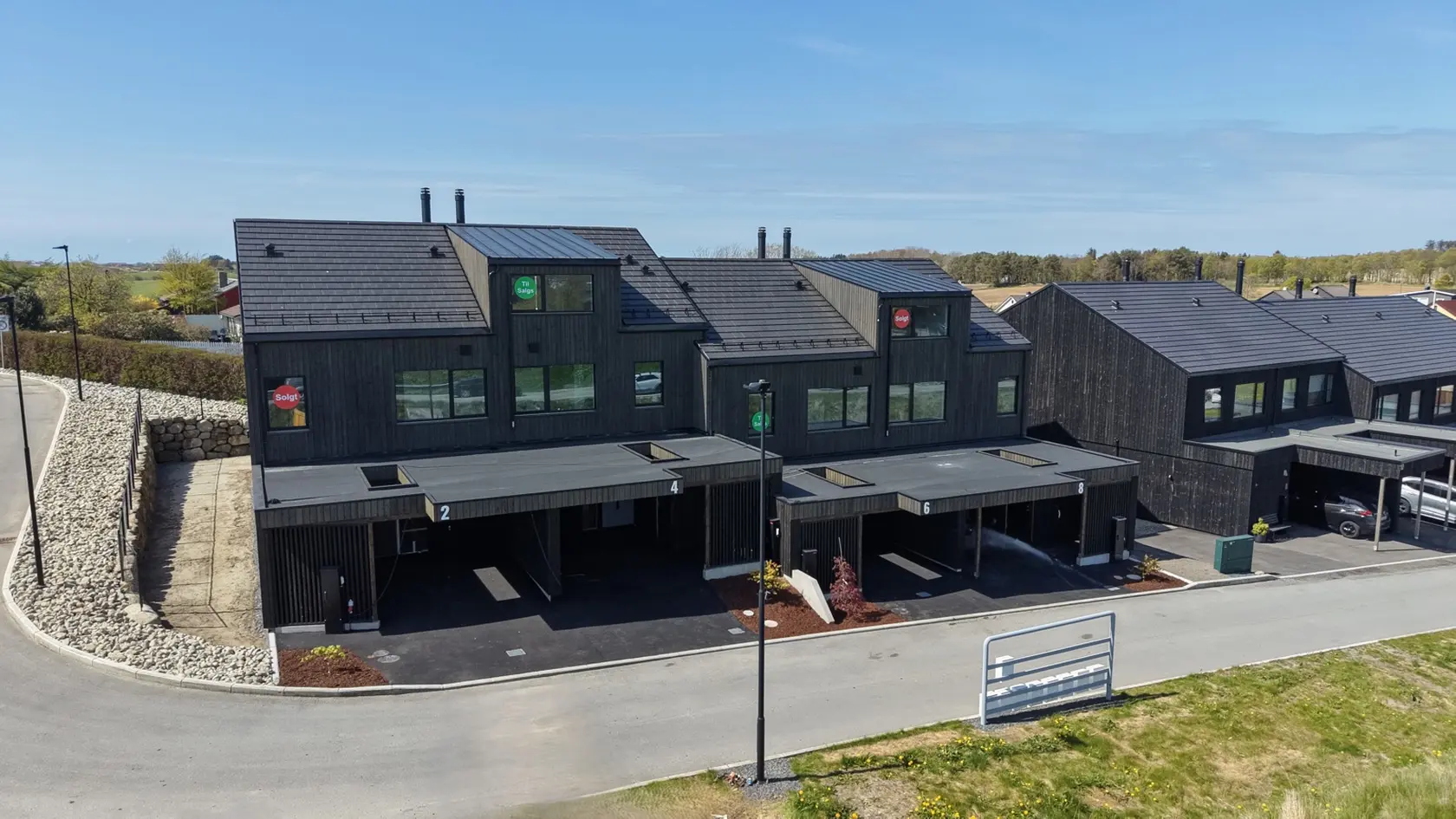 Kun èn igjen! Innholdsrikt rekkehus med carport og 3/4 soverom, 2/3 stuer og kort avstand til nær sagt alt på Bryne.