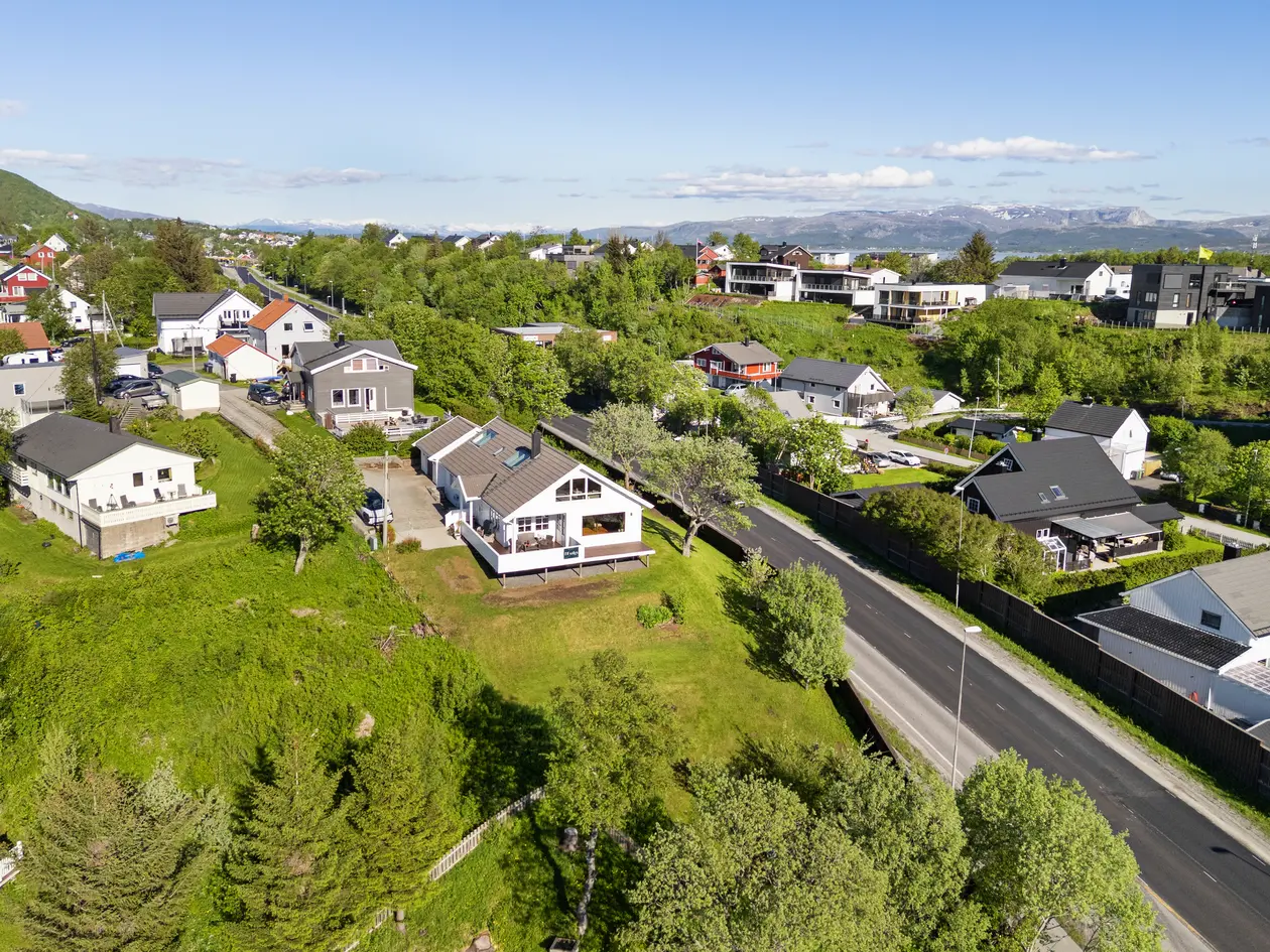 Pen og romslig enebolig i ende av gate med blindvei - Fantastisk utsikt og gode solforhold - Stor tomt på hele 1,2 mål – další