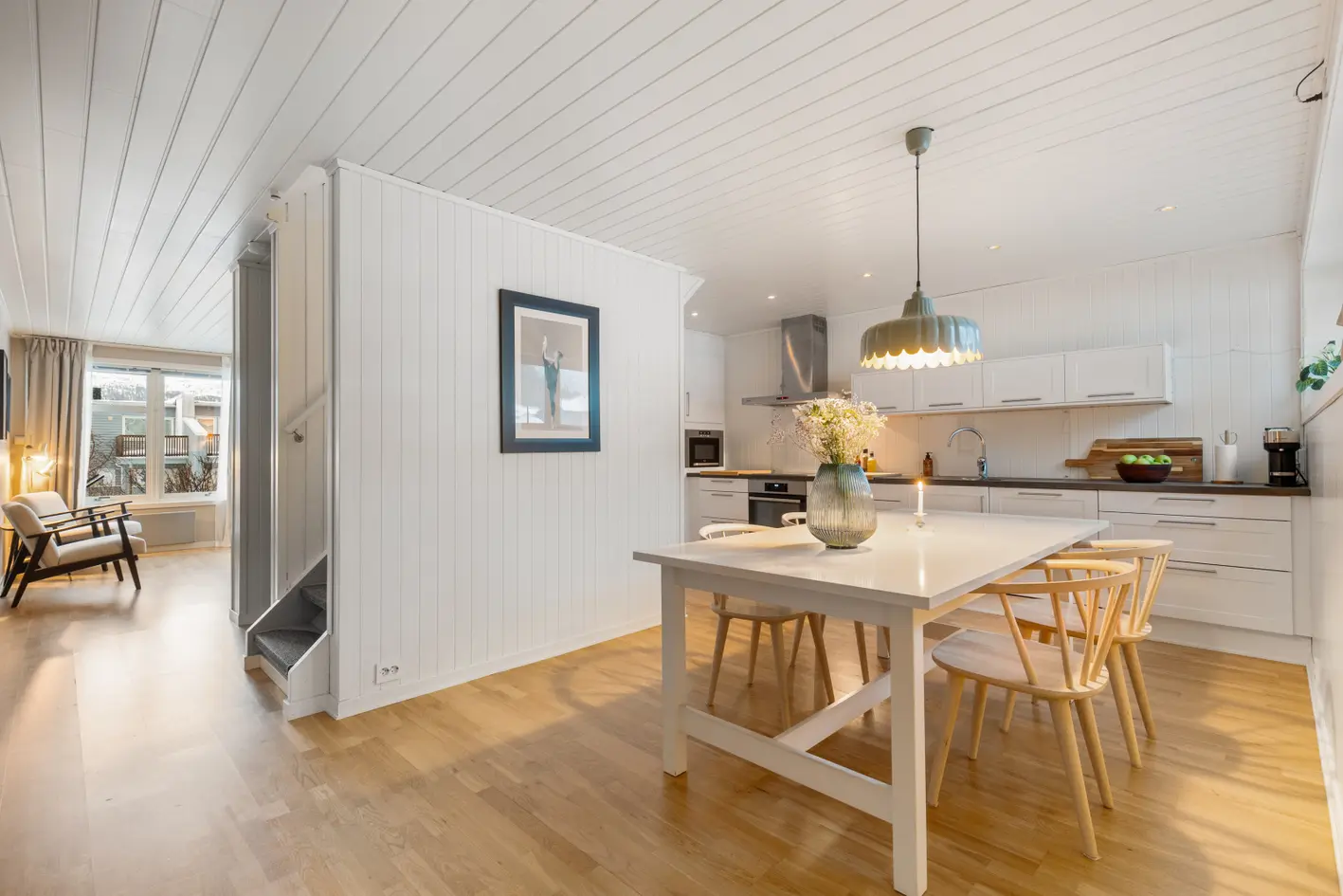 Lekkert, lyst og innbydende rekkehus | Solrike uteplasser med hage | 3 romslige soverom | Garasje |Barnevennlig boområde