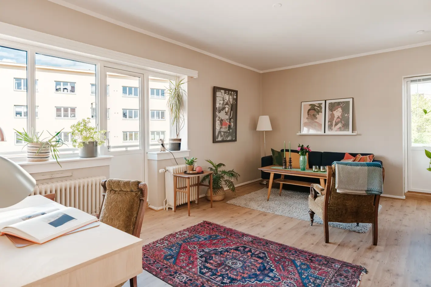 Innbydende og lys 2-roms endeleilighet i 3.etg med to balkonger! Separat kjøkken. Hyggelig bakgård. Parkeringsleie*, oslo