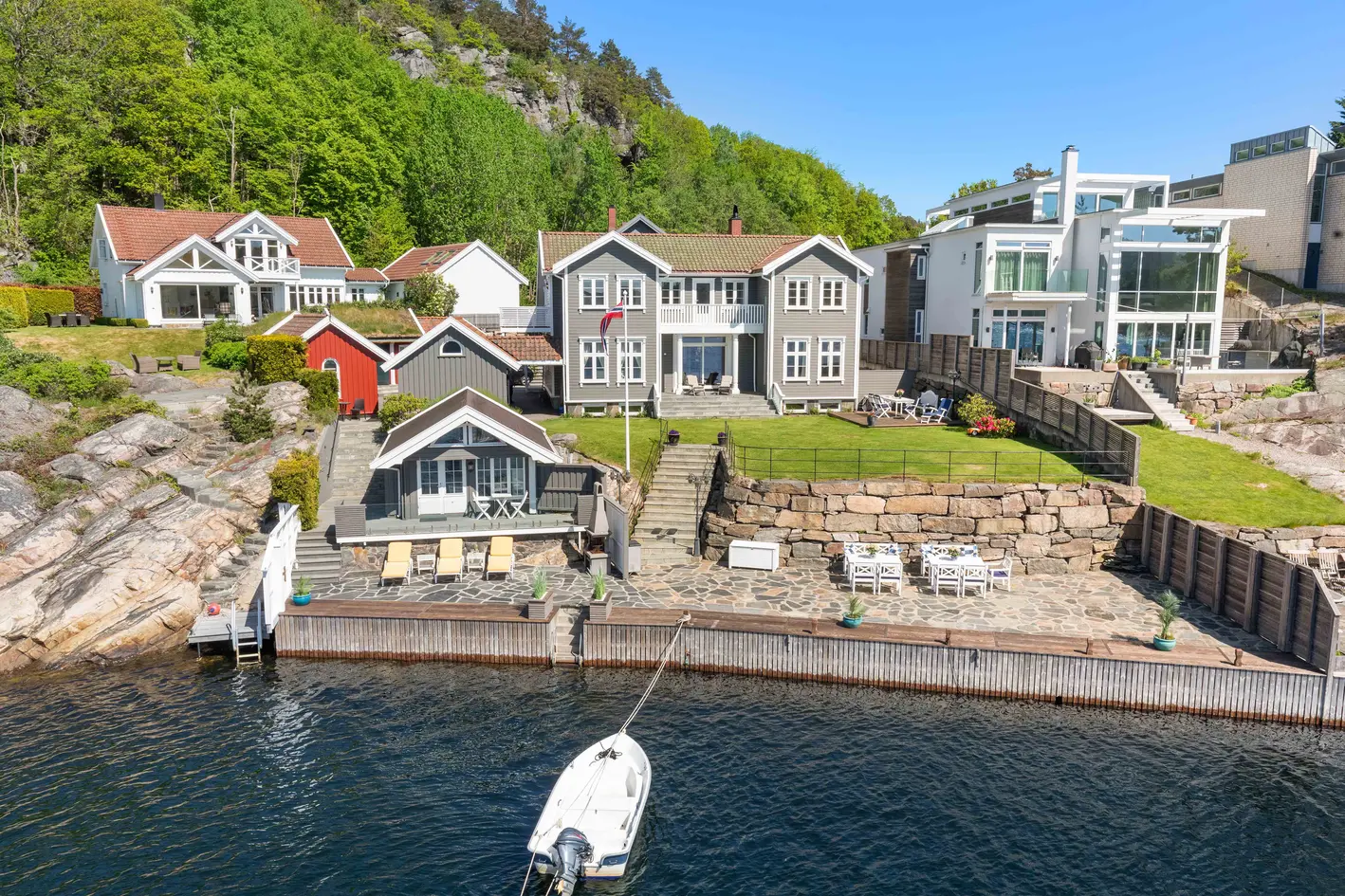 Unik og innholdsrik enebolig på Hånestangen med stor brygge, sjøbod og flott solrik hage. Ingen boplikt.