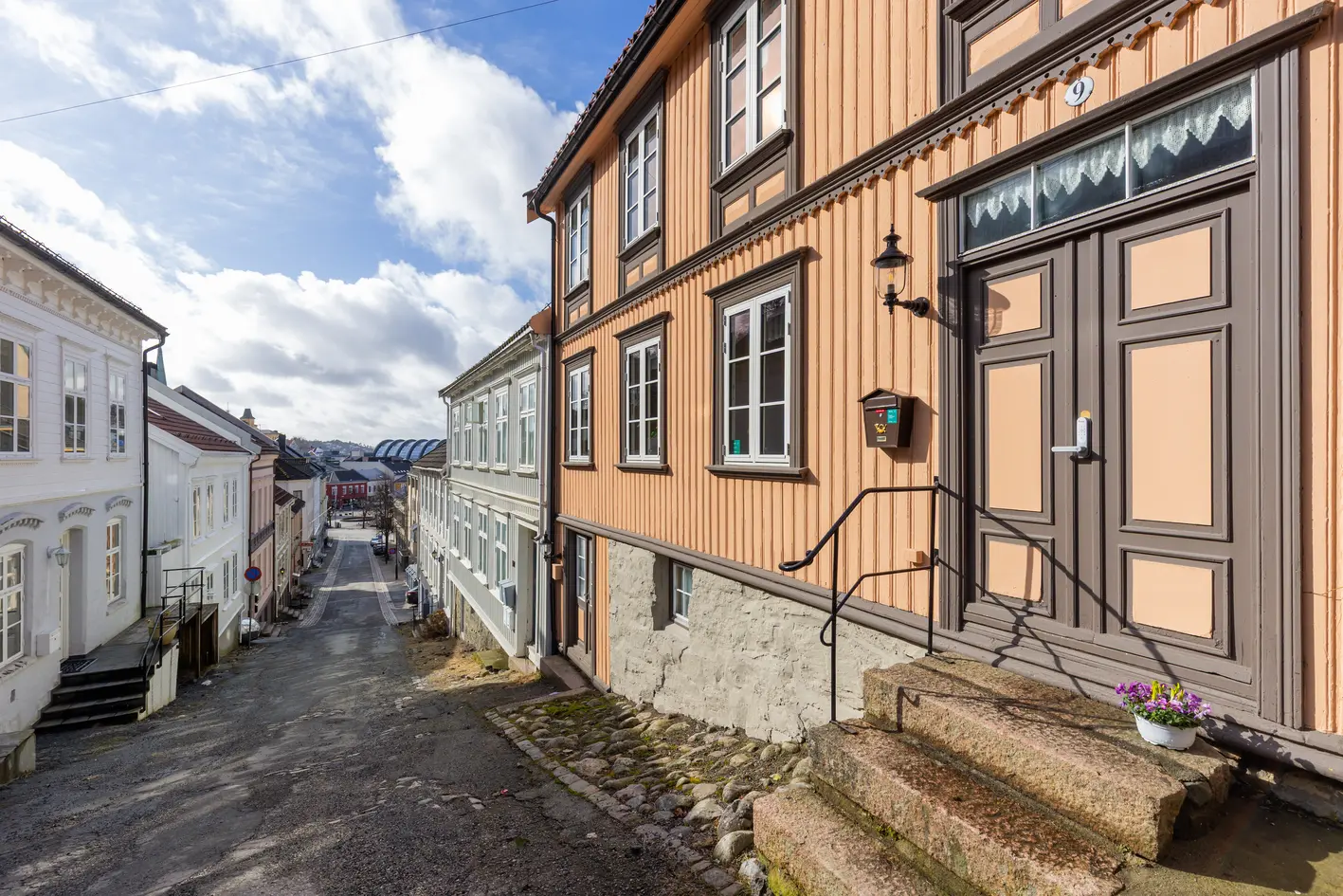 NYPRISSjamerende bygård i indre sentrum-Solrik og pent opparbeidet uteplass-Bo billig med utleiedel-Omfattende oppusset, arendal