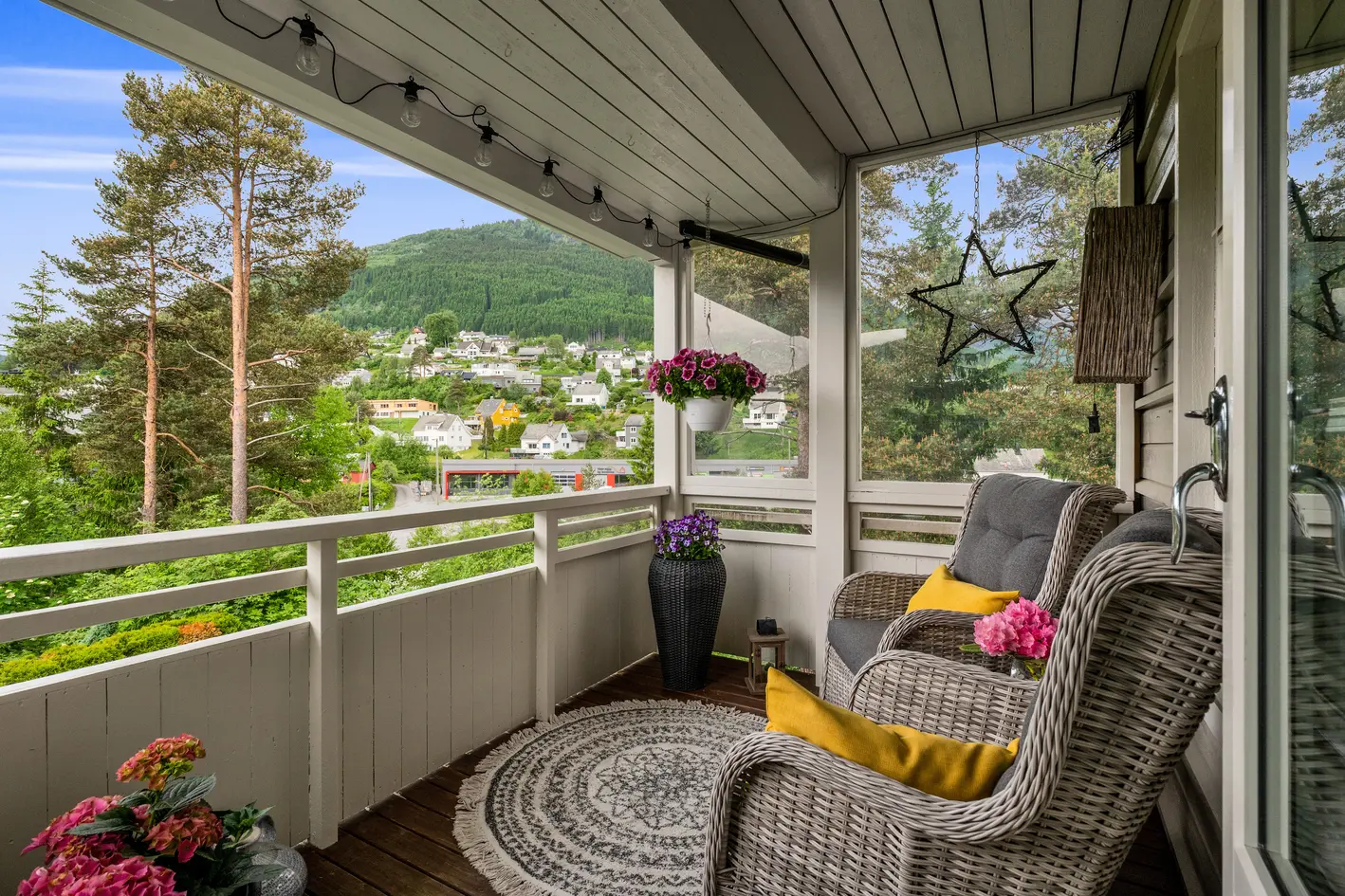Gjennomgående 3-roms hjørneleilighet i 2. etasje med overbygget balkong og carport! Ingen dok.avgift. IN-Ordning. photo 3