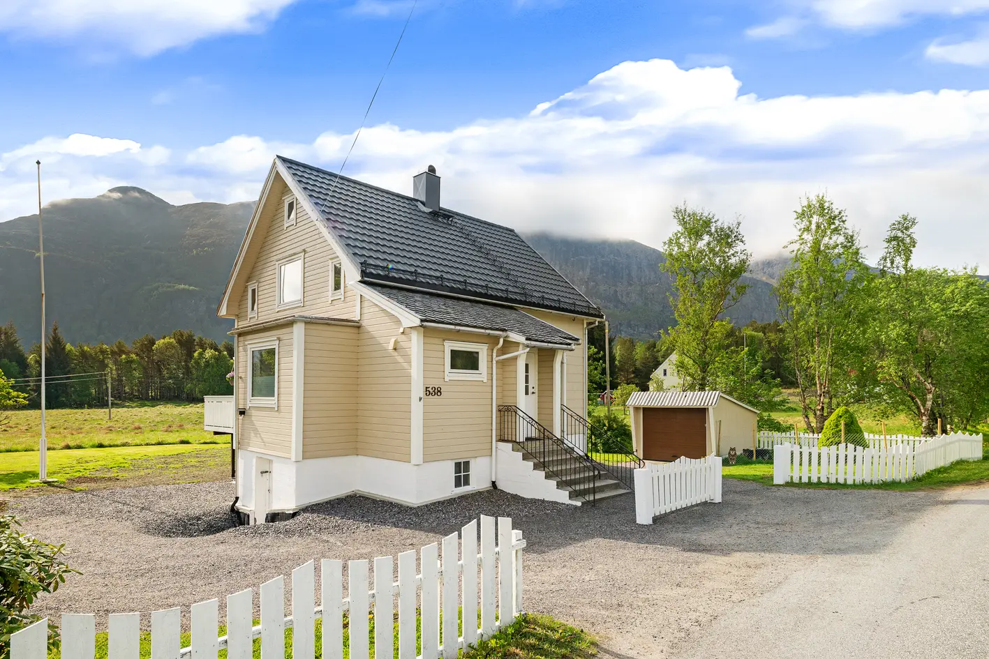 Enebolig på stor tomt på 3,3 mål med løe og garasje - Herlig uteområde - Nytt bad og drenering i 2025 - 4 soverom photo 2